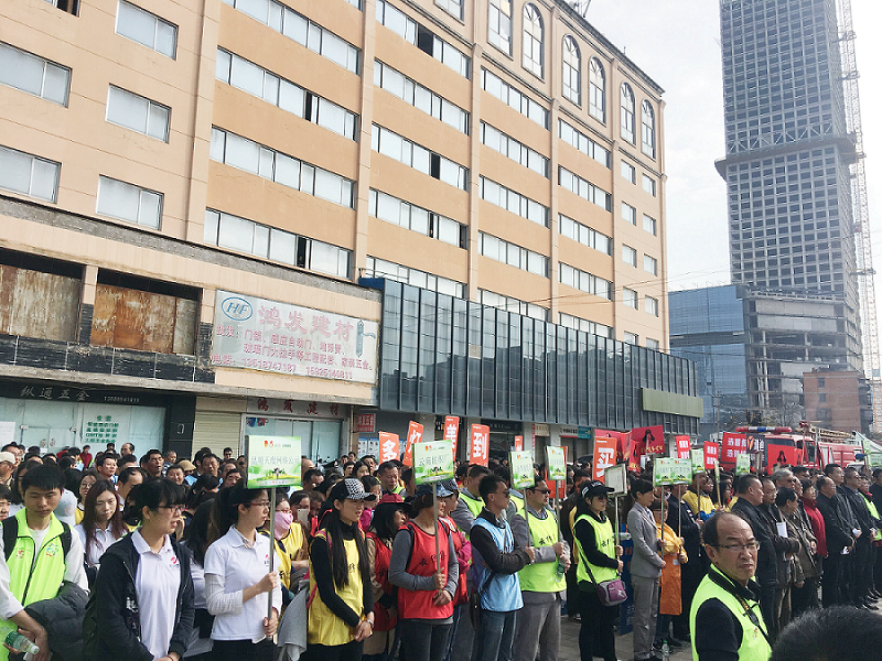 2017年3月5日，是我国第54个学雷锋纪念日。3月份的春天万物复苏，百花齐放。阳光透过淡薄的云层照耀着大地，它的万道金光愉快地普照着万物。春风拂面,是那么清柔,那么亲切,就像是雷锋的精神一直温暖着、鼓舞着亚美体育!