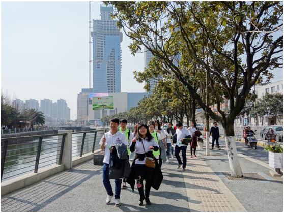 一路上，志愿者把“学雷锋践行动 树新风做好事 做志愿者”的精神传扬到大街小巷，把雷锋为人民服务的志愿精神带到城市的每个角落。